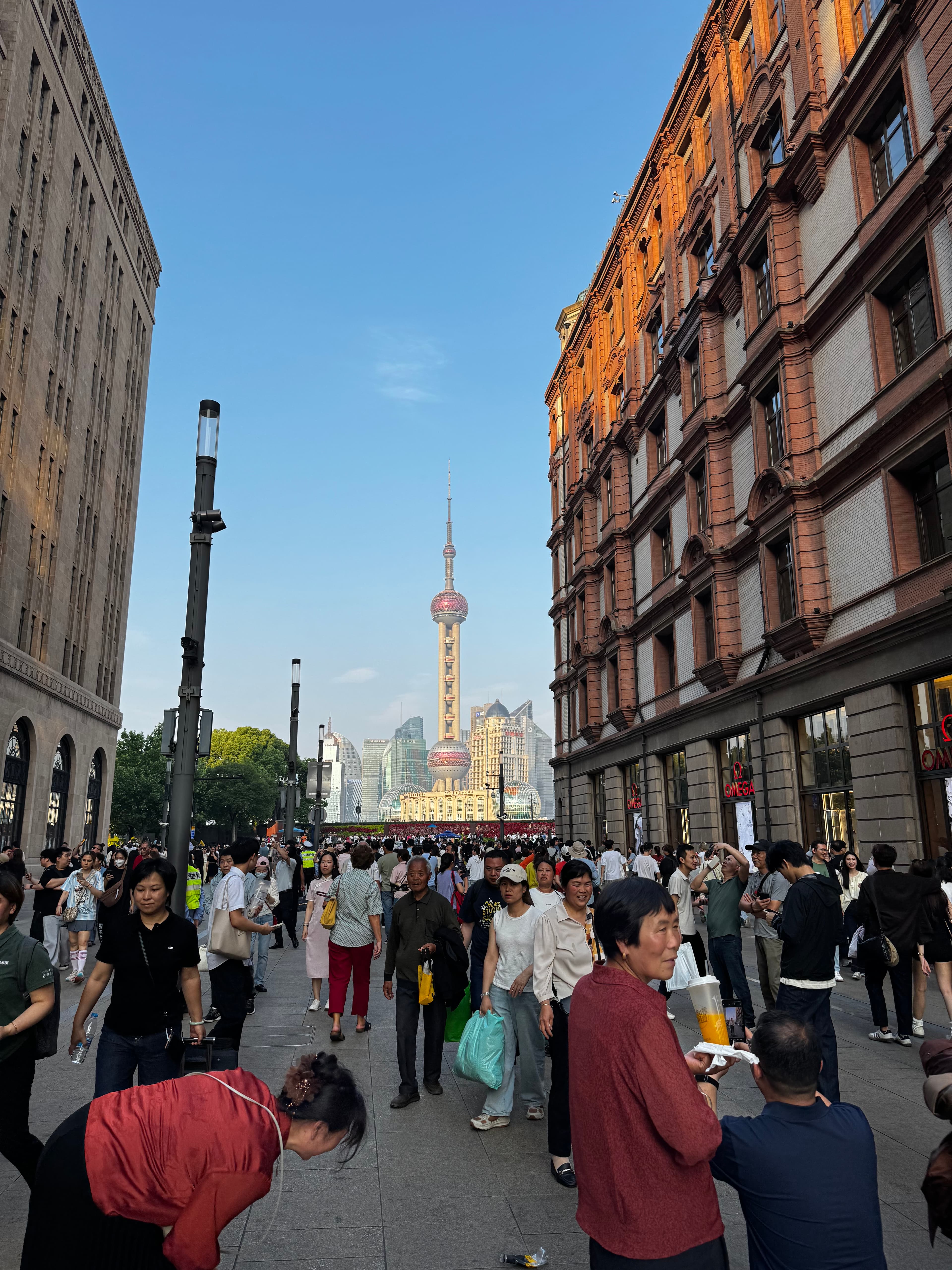 Oriental Pearl Tower von der Nanjing Road aus